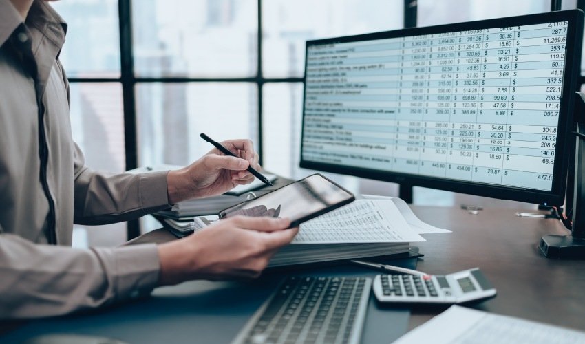 Asesor contable revisando informes financieros